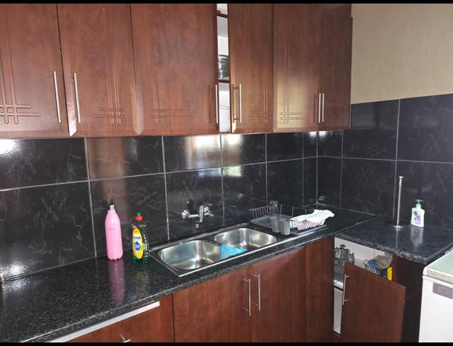 5 BEDROOM HOUSE FOR SALE IN FLORA PARK